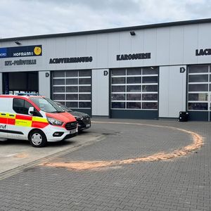 Was hinter den Werkstatttoren steckt, steht direkt drüber. Achsvermessung, Karosserie, Lackierung ...(Bild:  Schreiner – VCG)