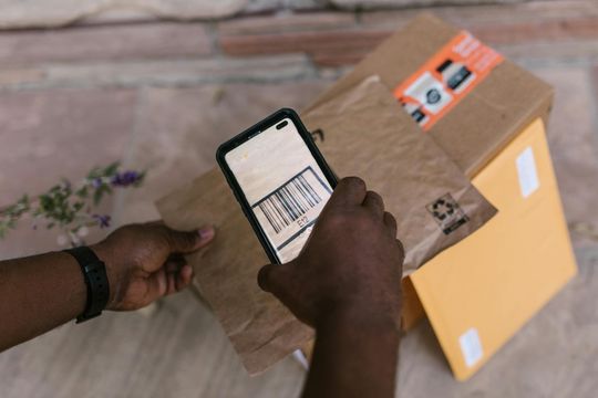 Die Umsetzung einer Cross-Platform-Strategie erfordert die Anbindung bestehender ERP-, CRM- oder Logistiksysteme.(Bild:  RDNE Stock project/pexels)