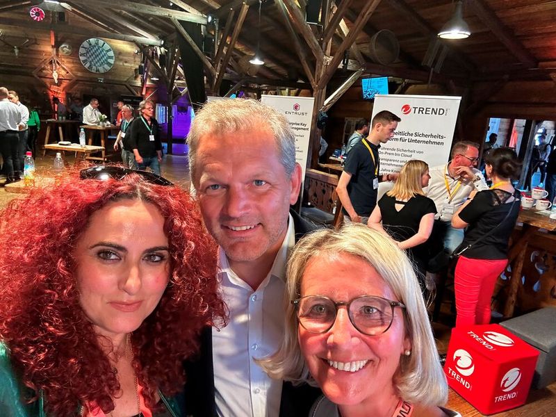 Besa und Stephanie Steen (IT-BUSINESS) mit ihrem Lieblingsmoderator Tom Meiler. (Bild: Vogel IT-Medien)