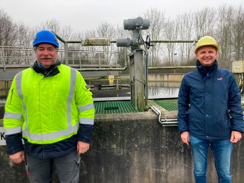 Arbeiten bei der Füllstandmessung im Team: Fabien Cornant von Aquafin (links) und Kris Voet von Vega (rechts) vor einem Vegapuls-Ultraschallmessgerät (Bild: Vega)