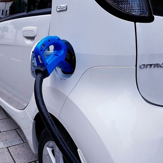 Die Energie- und Industriewende und insbesondere die Elektrifizierung des Energiesystems führen zu einer steigenden Nachfrage nach Batterien.(Bild:  frei lizenziert /  Pixabay)