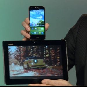 Ein Raunen ging durch die Reihen als Asus das Smartphone auf einmal in einem Tablet verschwinden ließ.