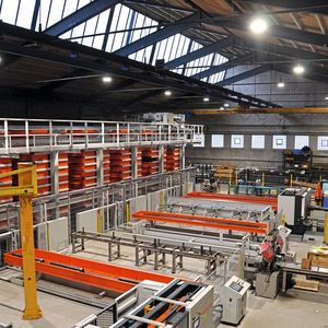 Drei Übergabestationen bringen Halbzeuge aus den Lagerbehältern zum Sägen.(Bild:  Kasto)