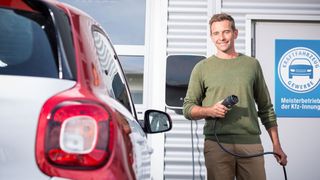 Fachkundige für Hochvoltsysteme dürfen ab sofort die Prüfung mobiler Ladekabel im Rahmen der UVV durchführen.  (Bild: ProMotor/T.Volz )