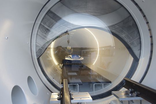 Das Reisen würde in den Hyperloop-Kapseln vergleichbar schnell erfolgen wie im Flugzeug.(Bild:  EuroTube/Leybold)