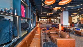 Die Cupra City Garage in Wien ist mehr eine Bar und ein Kulturtreffpunkt als ein Autohaus. (Bild: Seat)