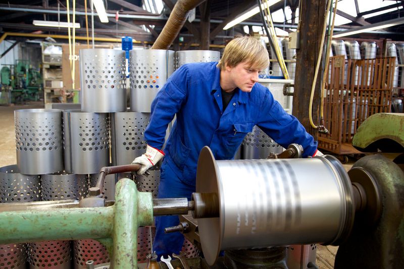 Abfallbehälter müssen nicht nur funktional sein, sie müssen vor allem auch gut aussehen. (Bild: Gesamtmetall/Pit Junker)
