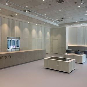 In seinem neu gestalteten Automation Center Barcelona zeigt Omron Industrial Automation, wie die Fabrik der Zukunft aussehen wird.(Bild:  Omron)