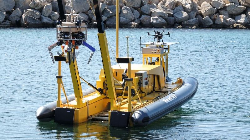 Autonomous underwater robot: The boat, called SeaCAT, carries both the observation drone and the intelligent diving robot of TUM on board.(Image: Andreas Schmitz / TUM)