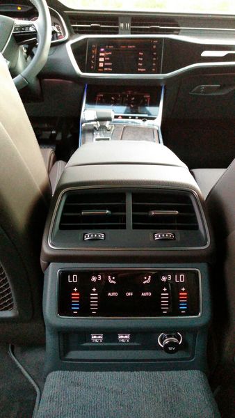 Das Klima im Fond lässt sich für die jeweilige Seite separat mittels Touchscreen einstellen, außerdem sind zwei USB-Anschlüsse vorhanden. (Bild: Thomas Günnel/Automobil Industrie)