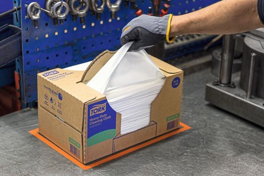 In der verarbeitenden Industrie könne die Wahl von Reinigungsmaterialien Einfluss auf Produktivität und Instandhaltung haben und auch auf die Umweltbilanz. Die Tork Extra-Starken Reinigungstücher 99 Prozent biobasiert seien hocheffizient und sollen darüber hinaus die Umweltbelastungen reduzieren.(Bild:  Tork)