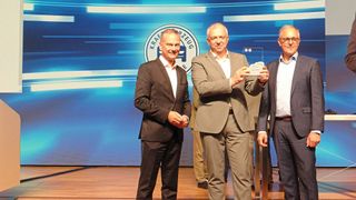Michael Schneider (Mitte) erhielt von Arne Joswig (l.) und Dirk Nusselt den Goldenen Kalligraphen. (Bild: Zietz - VCG)