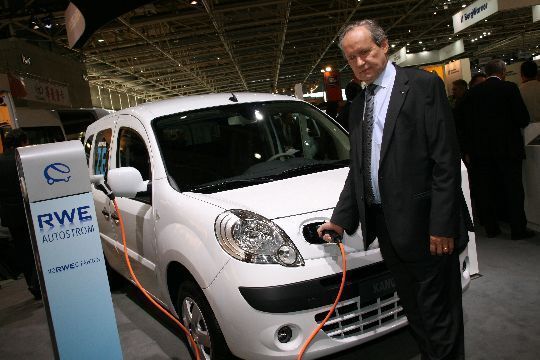 Jérôme Stoll, Vorsitzender der Renault-Gruppe, präsentiert den Ladevorgang des neuen Kangoo Rapid Z.E. (Archiv: Vogel Business Media)