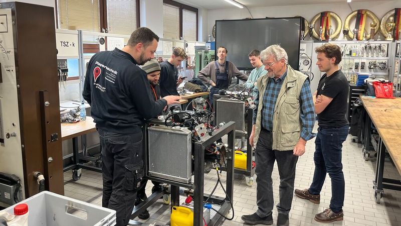 Die Abschlussprüfung, bestehend aus einem anspruchsvollen Theorieteil und einer praxisorientierten technischen Prüfung.  (Bild: Bopp/Kern)