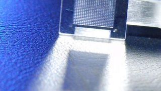 Doppelseitiges Linsenarray aus Kunststoff (9 x 7 mm).  Bild: Jenoptik (Archiv: Vogel Business Media)