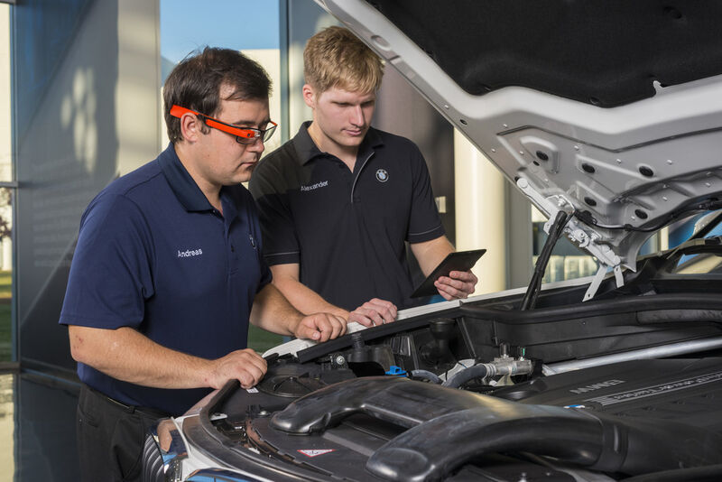 Das BMW-Werk Spartanburg testet Datenbrille zur Qualitätssicherung in der Produktion: Google Glass soll Kommunikation und Wissenstransfer bei Feinabstimmung vereinfachen. (BMW/ Fred Rollison)