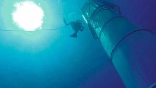 In wassergefüllten Schläuchen, so genannten Mesokosmen, untersuchen Forscher z. B. die Entwicklung der Ozeanversauerung. (Bild: Michael Sswat / Geomar)