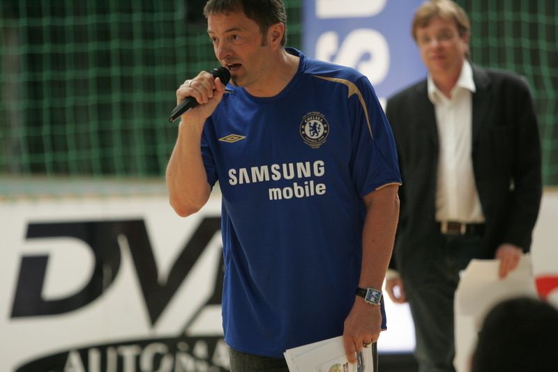 Karl Tucholski und der als Ehrengast geladene Sportkommentator Béla Réthy (im Hintergrund) begrüßten die Teilnehmer. (Archiv: Vogel Business Media)