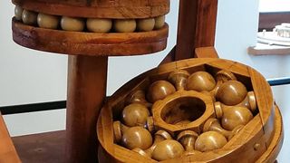 Nachbildung des Kugellagers von Leonardo da Vinci: Der Erfinder verwendete Kugeln aus Holz. Platzhalter sorgen dafür, dass die Kugeln nicht aneinander reiben.  (Bild: Capricornis crispus)