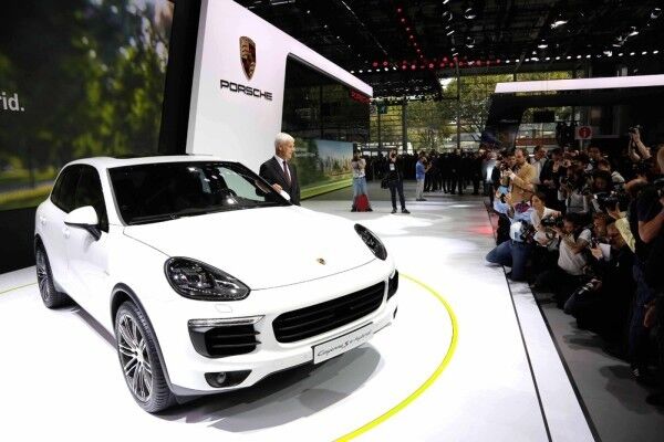 Autosalon Paris 2014: Weltpremiere Cayenne S E-Hybrid. Matthias Müller, Vorsitzender des Vorstandes der Porsche AG, präsentiert den neuen Cayenne S E-Hybrid. (Bild: Porsche)