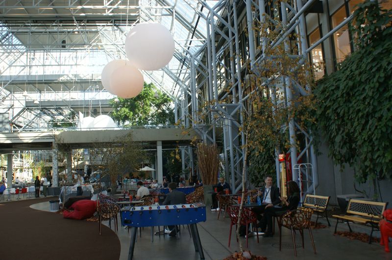 Das Bella Center ist riesig und lichtdurchflutet - ein wirklich ansprechendes Konferenzzentrum vor den Toren Kopenhagens. Die rund 7200 Besucher der VMworld, die vielen Aussteller und Partner fanden hier gut Platz.  (Archiv: Vogel Business Media)