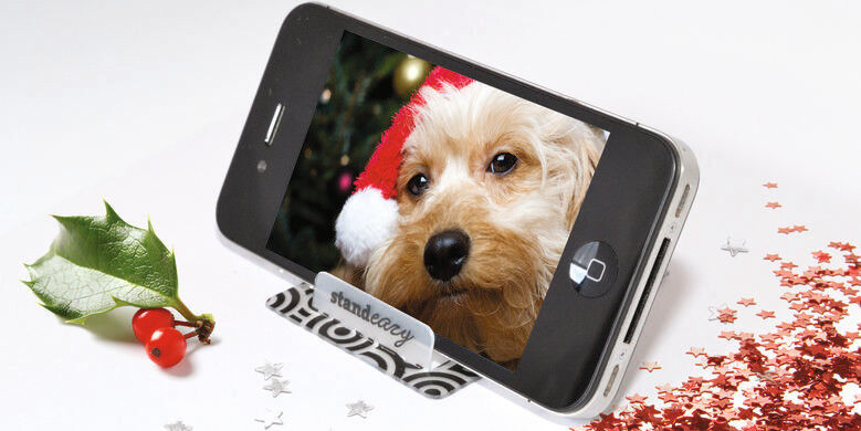 Standeazy ist ein Smartphone-Halter im Kreditkartenformat und ein raffiniertes Weihnachtsgeschenk.   (www.standeazy.com)