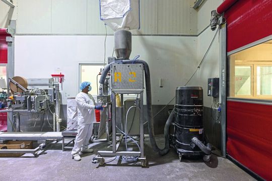 Der Prozess startet mit dem Umfüllen der pulverförmigen Grundprodukte in Big Bags. Die Absaugung von Stäuben an der Entstehungsstelle übernimmt ein Ruwac-Sauger.(Bild:  Ruwac Industriesauger)