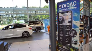 Online einen Termin per App buchen: Der BMW- und Mini-Partner Stadac wirbt bei Kunden dafür mit einer Signalisation in seinen Filialen. (Bild: Achter/»kfz-betrieb«)