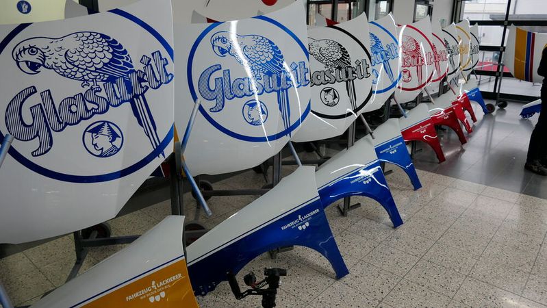 Insgesamt gab es drei Aufgaben zu meistern. Eine davon war eine Designlackierung mit vier Farbtönen. Das Motiv zeigte das historische Logo des Sponsors Glasurit.(Bild:  Wenz - VCG)
