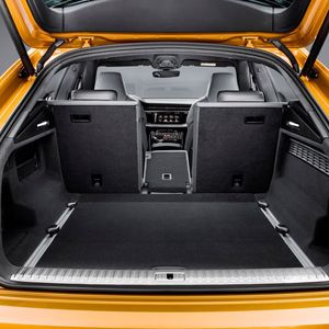 Der sportliche Schnitt des Autos geht zu Lasten des Gepäckabteils: 605 bis 1.755 Liter passen in den Q8. Zum Vergleich: Der Q7 nimmt 890 bis 2.075 Liter auf.