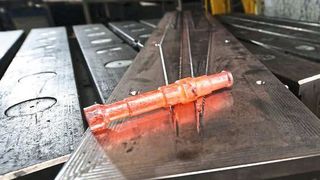 Vorformoperationen bringen die Masse dorthin, wo sie später gebraucht wird. In Zukunft soll das nach einem Vorhaben des IPH auch durch inhomogene Erwärmung möglich sein. (Ralf Büchler/IPH)