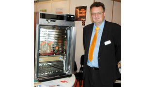 Dr. Daniel Brücher, Produktmanager Schüttler mit dem neuen Celltron-Tischschüttler für Kohlendioxid-Brutschränke. (Bild: Achema Daily)
