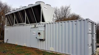 Das ist die individuelle Reisner-Containerkühlanlage mit Trockenkühler auf dem Dach von Agru-Frank. Das neu installierte Kühlkonzept spart aber nicht nur Platz. Mehr dazu, im nebenstehenden Beitrag. (Agru-Frank)