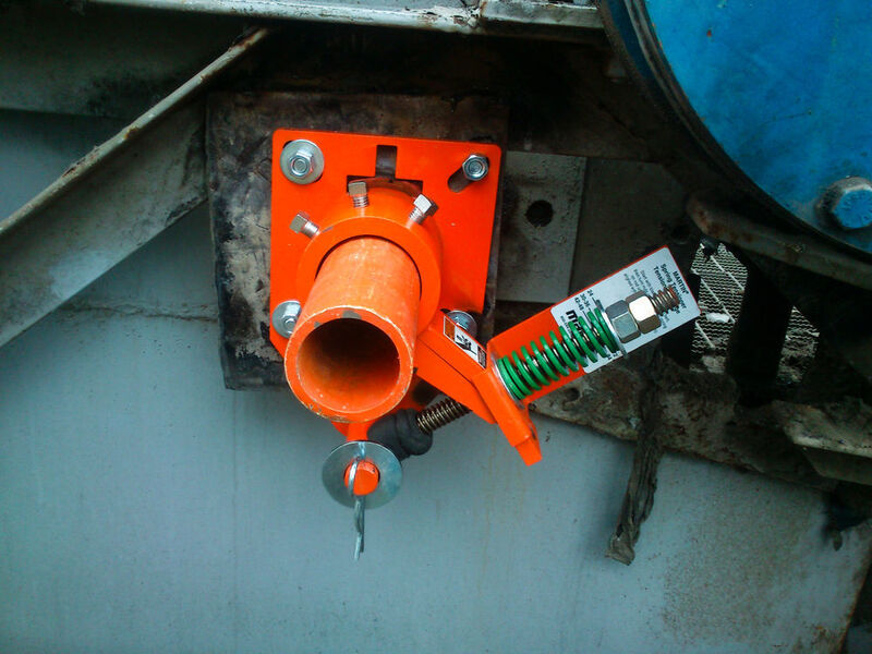 The single urethane blade is mounted on a steel mandrel and tensioned with a heavy-duty spring. (Picture: Martin Engineering)
