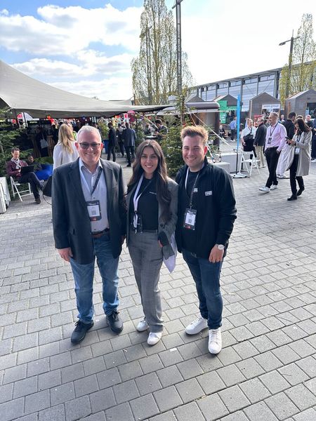 Nicole Miebach (HP) mit Axel Boehme und Kai Wening (r., Office Partner) schauen sich die Stände draussen an. (Bild: Vogel IT-Medien GmbH)