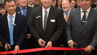 Die Repräsentanten der Holitech Technology Company und der Holtech Europe eröffnen die  Büroräume am neuen Hauptsitz in München. (Holitech Europe )