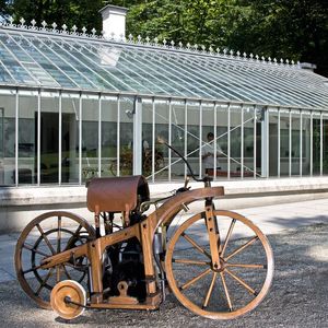 Als Versuchswerkstatt diente Gottlieb Daimler und Wilhelm Maybach zunächst ein Gewächshaus im Cannstatter Kurpark. Hier bauten sie ihre „Standuhr“ 1885 zuerst in den von ihnen konstruierten „Reitwagen“ ein, quasi das erste Motorrad der Welt mit Ottomotor (1/2 PS).(Bild:  Mercedes-Benz)