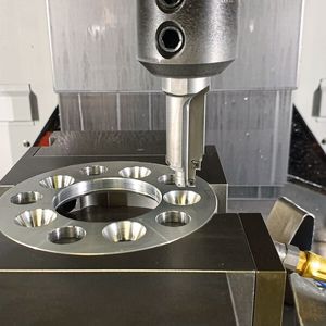 Um in der automatisierten Bearbeitung einen zuverlässigen Spanbruch zu bekommen, hat Ingersoll den Stufenbohrer mit Wendeschneidplatten bestückt, die eigentlich für die Zerspanung von Stahl entwickelt wurden.(Bild:  Ingersoll)