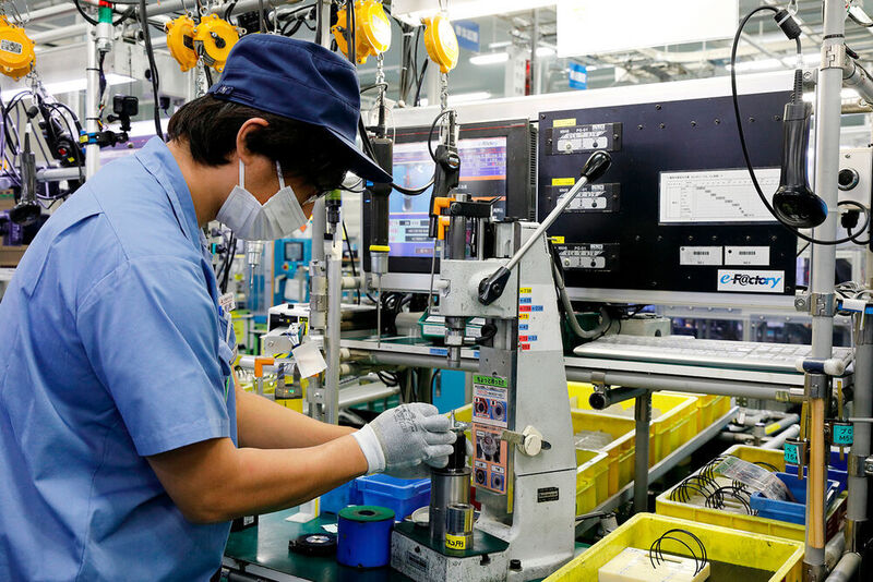 Das Schicht-Management legt die Arbeitsschichten so aus, dass weniger Menschen gleichzeitig zusammenarbeiten, um eine Pandemiesituation innerhalb der Fabrik zu verhindern.  (Mitsubishi Electric)