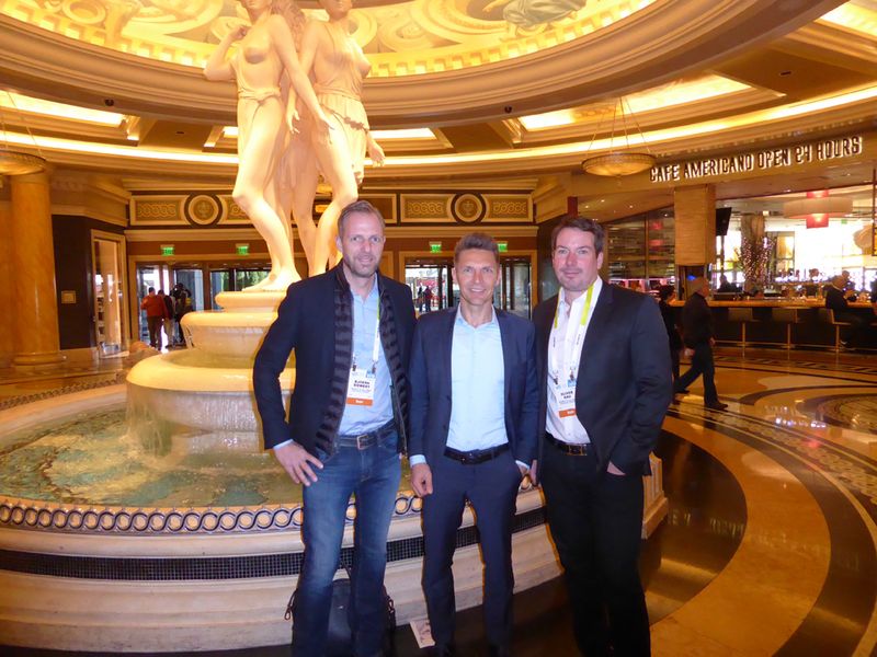 (v. l.) Björn Siewert, S&K, Stefan Mandl, WD und Oliver Kau, S&K vor dem Jungbrunnen. (Bild: IT-BUSINESS)
