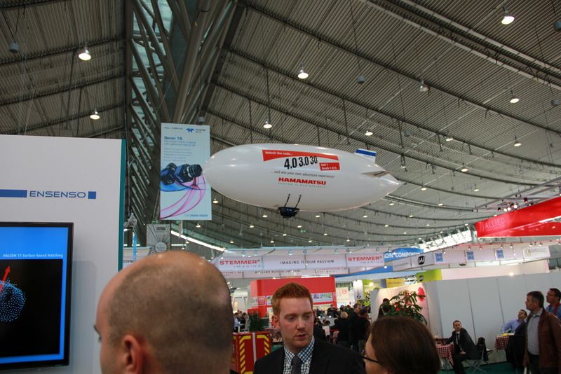 Mit diesem fliegenden Zeppelin macht Hamamatsu auf seinen Messestand aufmerksam. (Bild: Schäfer)