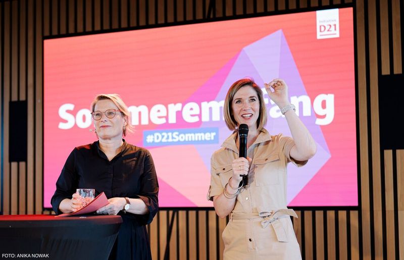 Stefanie Hubig, Bundesministerin der Justiz und für Verbraucherschutz, mit Lena-Sophie Müller. (Bild: Initiative D21/Anika Nowak)