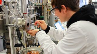 Karen Fuchs im Hochdrucktechnikum bei Vorversuchen an einer 60mL-Hochdrucksichtzelle zur Imprägnierung von Mandeln. (Fraunhofer Umsicht)