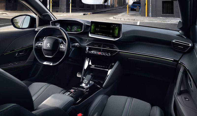Das gilt auch für das Interieur: Gleiches Cockpit, gleicher kurzer Wählhebel in der Mittelkonsole, gleiche Anordnung der Instrumente. (Peugeot)