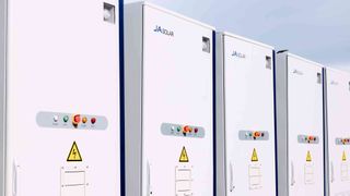 Ja Solar stellt auf der "Intersolar Europe" neue Speicherlösungen für gewerbliche und industrielle Anlagen sowie Großanlagen vor. (Bild: Ja Solar)