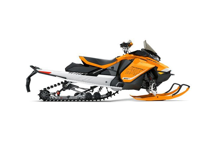 Red Dot Produktdesign 2018: Schneemobil Ski-Doo REV Gen4 Platform von BRP, Kanada: Die Herausforderung beim Designprozess der Ski-Doo REV Gen4 Platform lag darin, ein innovatives Produkt für den Schneemobilsport zu entwickeln. Durch die gleichzeitige Optimierung von Motor und Fahrzeugarchitektur ist das Schneemobil ergonomisch ausgereift. Dem Fahrer ist es möglich, den Schwerpunkt des Schneemobils einfach zu verlagern, um das Fahrzeug besser kontrollieren zu können. Das äußere Erscheinungsbild ist durch einen kräftigen Rahmen und eine aerodynamische Bauweise gekennzeichnet. Begründung der Jury: Eine aerodynamisch optimierte Gestaltung verleiht der Ski-Doo REV Gen4 Platform ihre dynamische Anmutung. Das Schneemobil punktet zudem mit seiner optimierten Fahrzeugarchitektur.  (Bild: Red Dot/BRP)