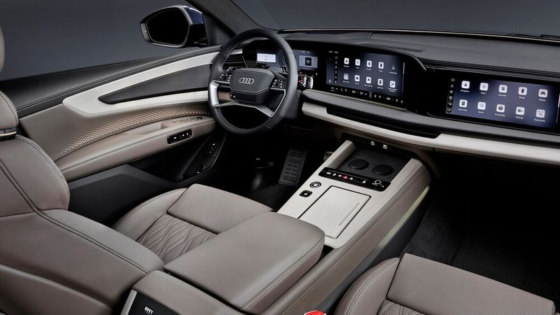 Ebenfalls keine Überraschung bietet das Armaturenbrett mit seinen drei Screens. Allerdings: Der rechte Touchscreen ist hier Serie. (Bild: Audi)
