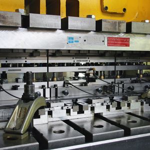 Die Bruderer-Stanzautomaten sind fast alle mit einer Prozessüberwachungslösung von Schwer + Kopka ausgestattet. Die Sensoren sind praktisch im Stanzwerkzeug – in diesem Beispiel im Folgeverbundwerkzeug – integriert.