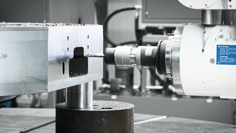 Die in der Dörries-Vertikaldrehmaschine simulierte Y-Achse eröffnet dem Anwender ganz neue Möglichkeiten für die Werkstückbearbeitung. (Starrag)