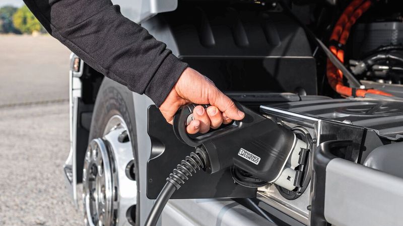 Hier ist auch die Politik gefordert: E-Mobilität im Nutzfahrzeug ist ohne entsprechende Ladesäulen nicht machbar.(Bild:  © Daimler Truck AG)